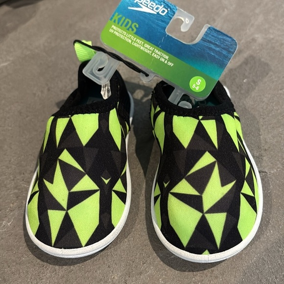 Speedo Black & neon green water shoes,UV protection,slip on,pull tab,tread,light - Picture 2 of 7